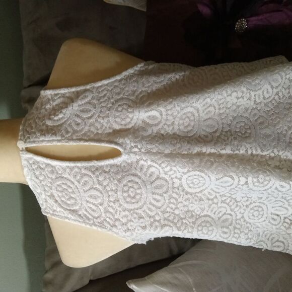LACE/lined dress tank top with keyhole closure. - Picture 3 of 5